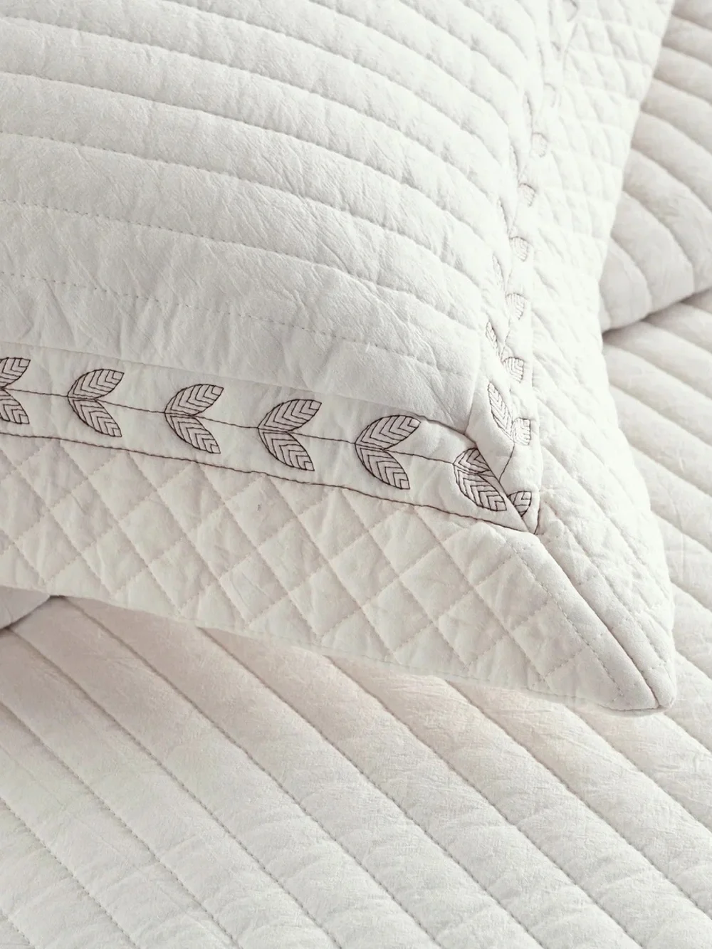 3 PIECE 100% COTTON WHITE STRIPE QUILT SET – CLASSIC EMBROIDERED BEDSPREAD